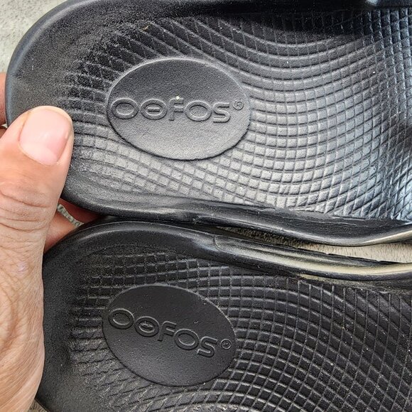 Oofos Shoes Womens 8 Gold Black Oolala Thong Comfort Recovery Sandals *Read* - Picture 12 of 13